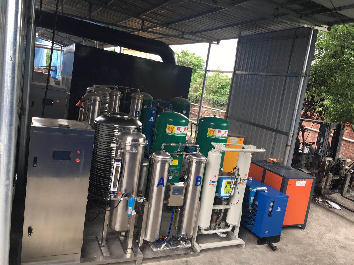 湖南建材廠瀝青廢氣處理,湖南YT-025-1000A氧氣源臭氧發(fā)生器安裝現場
